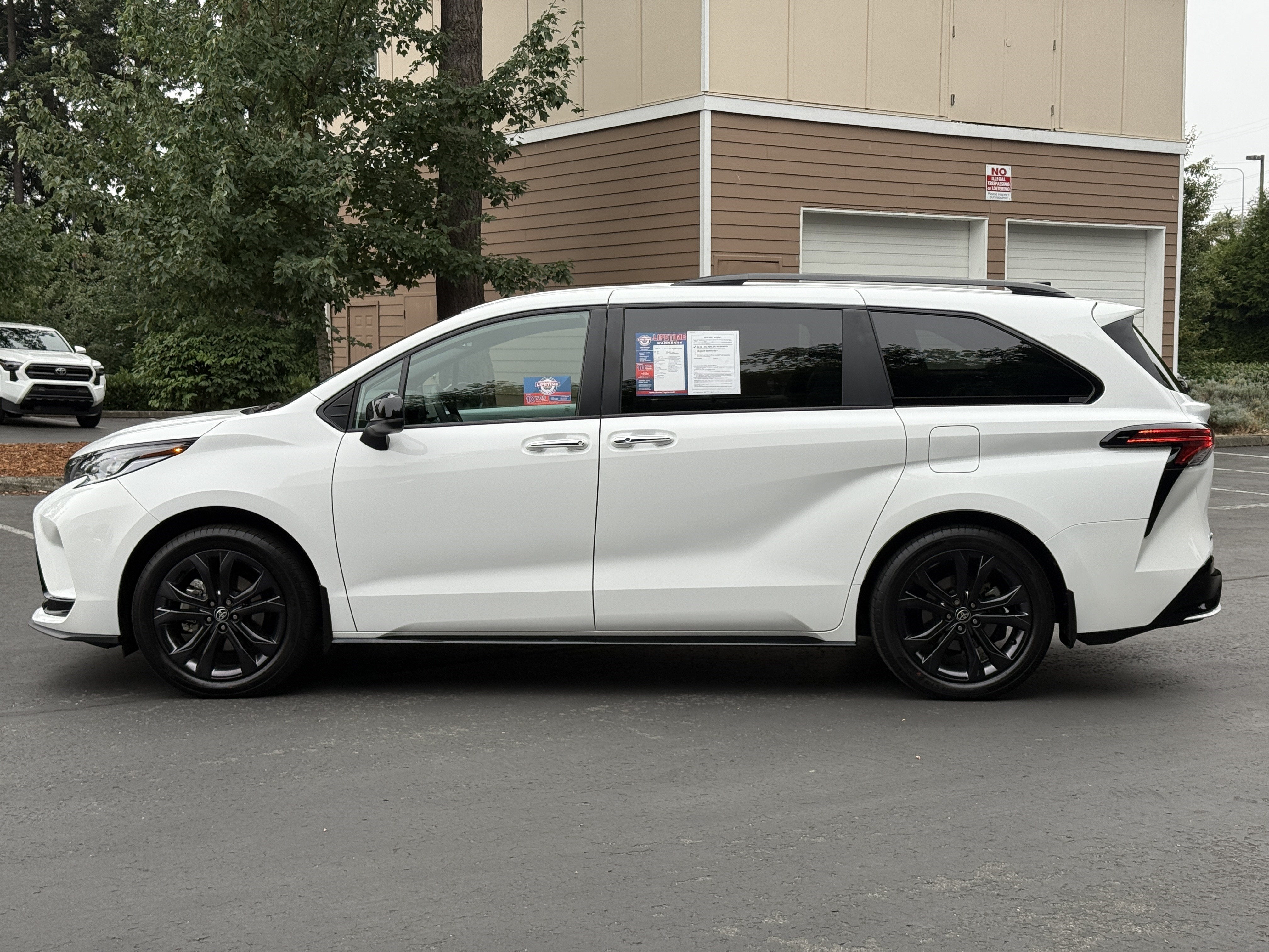 2025 Toyota Sienna XLE 8-Passenger