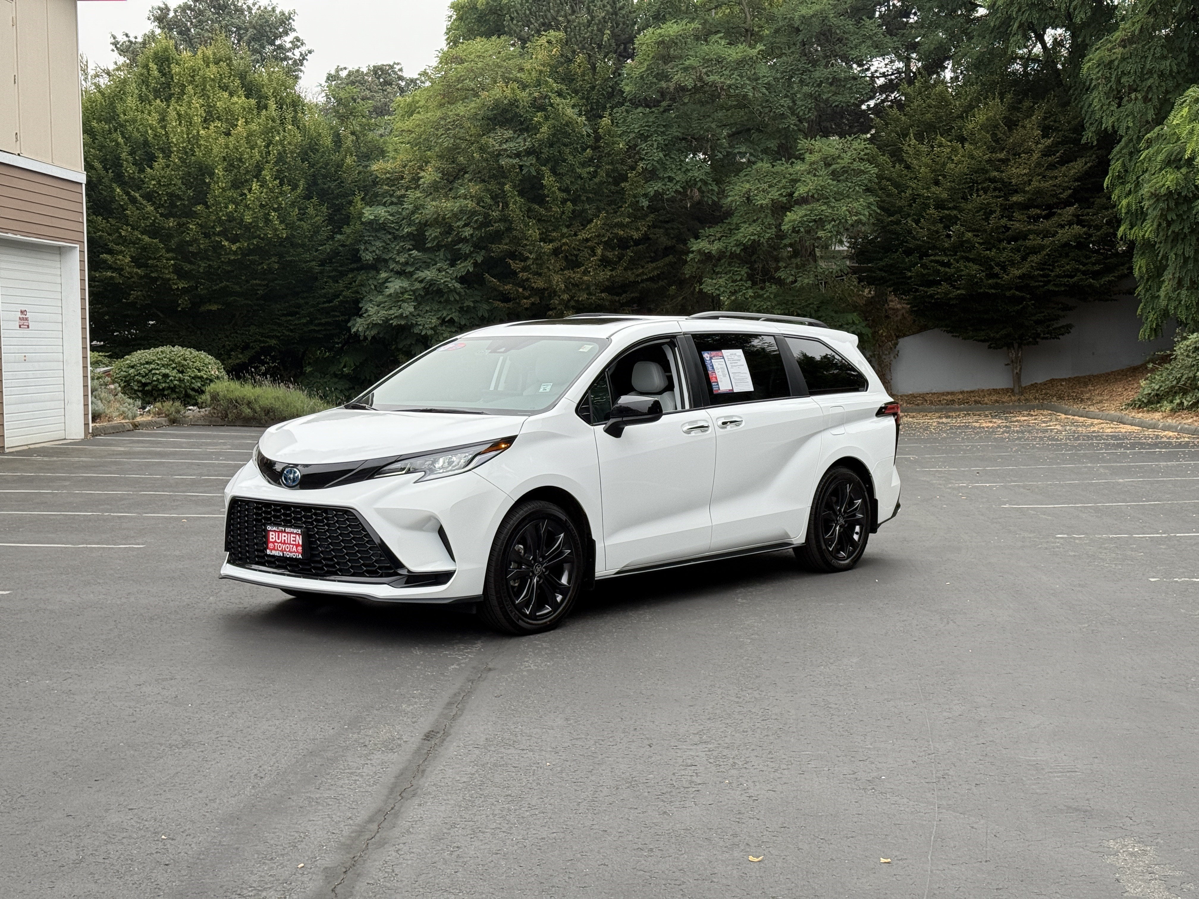 2025 Toyota Sienna XLE 8-Passenger