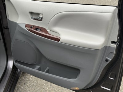 2014 Toyota Sienna XLE 8-Passenger