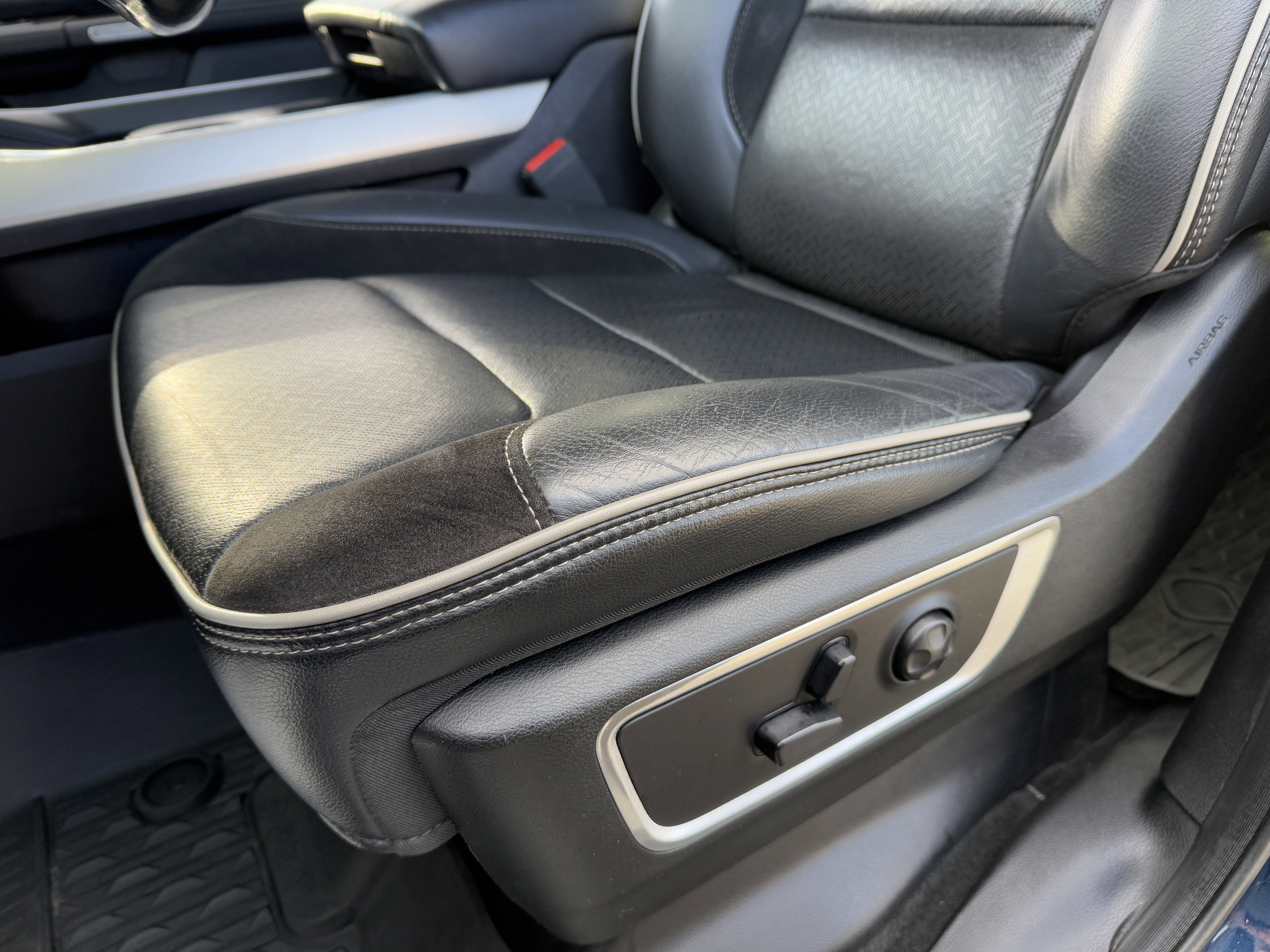 2020 RAM 1500 Laramie Crew Cab 4x4 5'7" Box