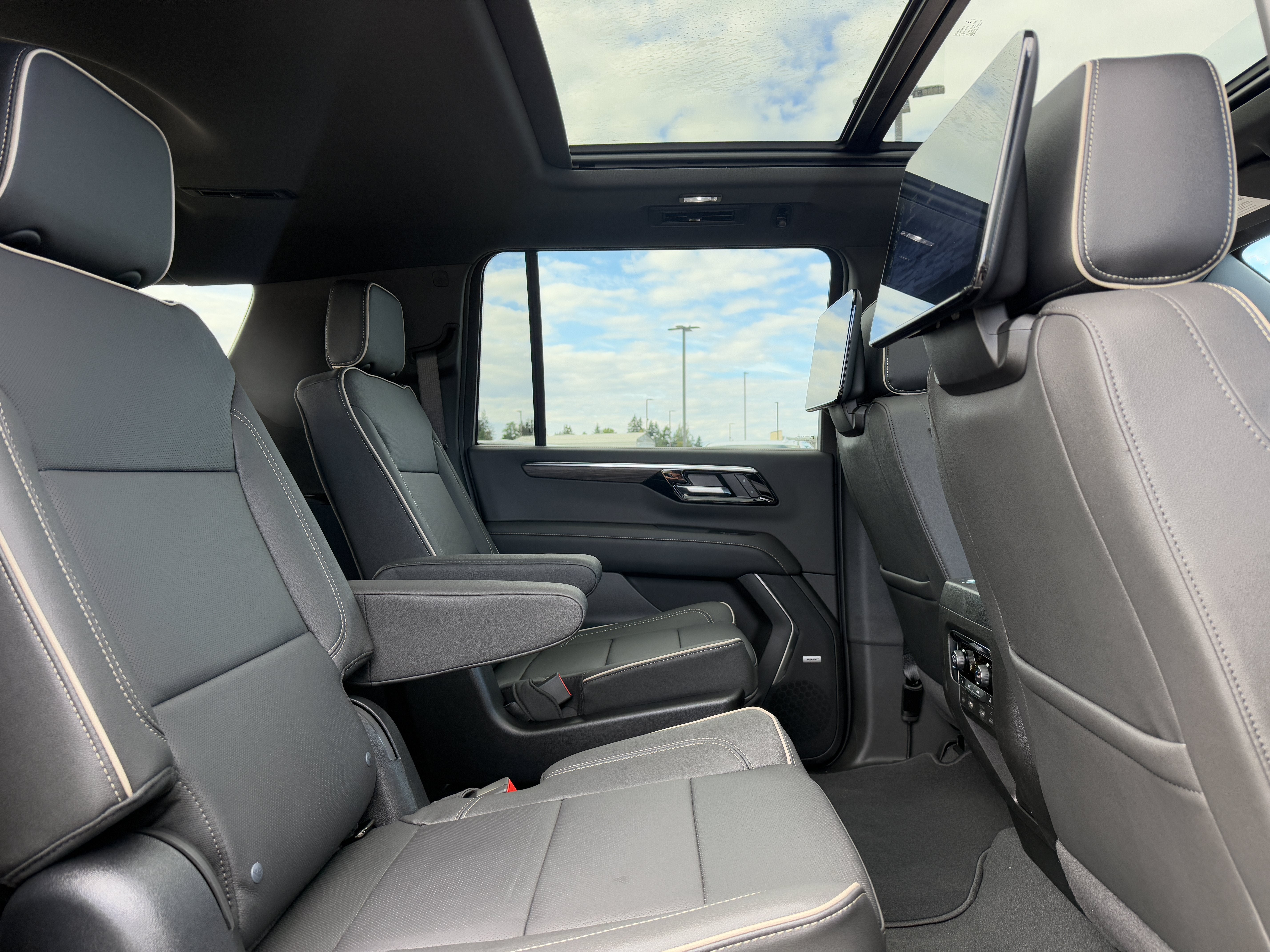 2026 Chevrolet Suburban Premier - Photo 25