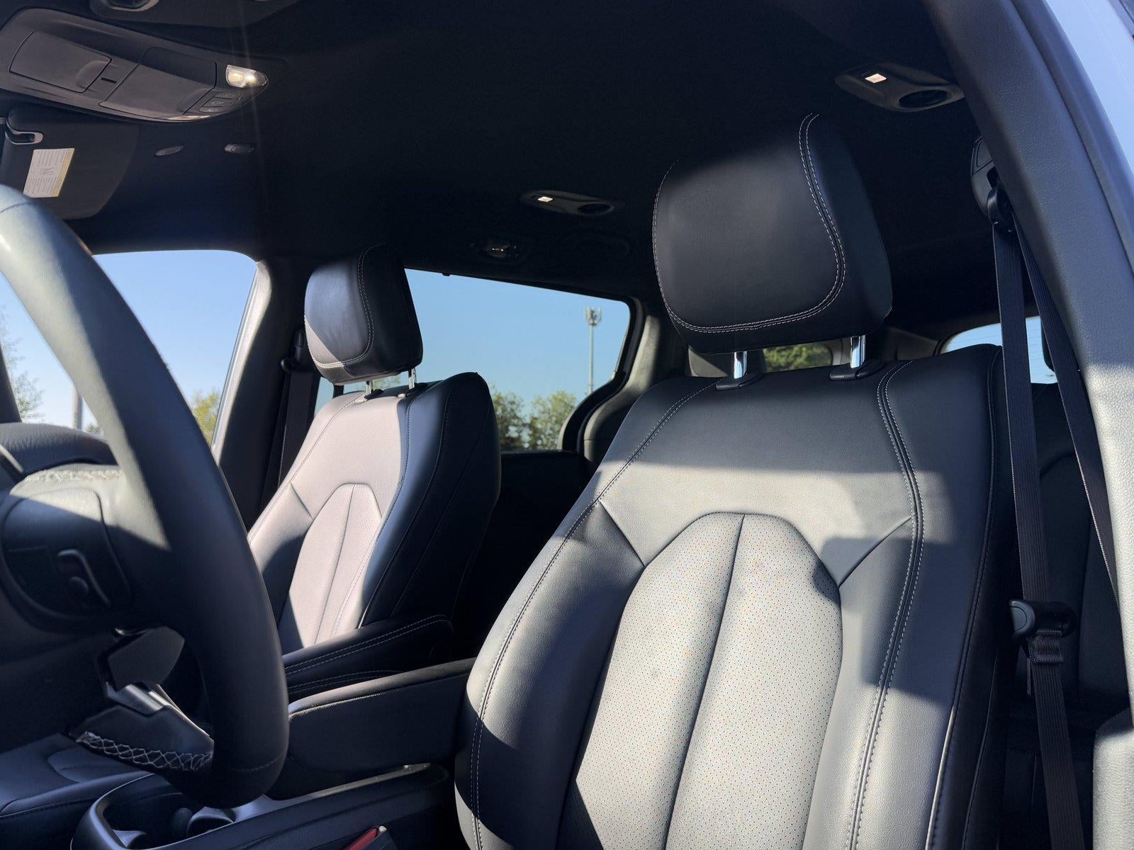 2025 Chrysler Pacifica Select